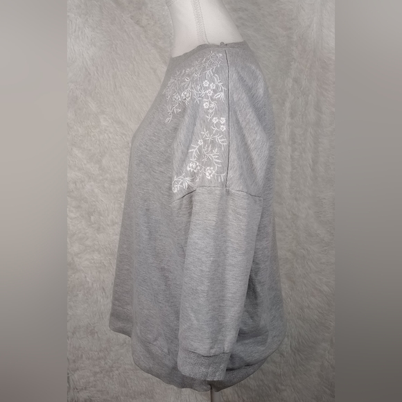 Simply Vera Vera Wang Sweatshirt With Embroidered Flower Details Women's Medium - Picture 2 of 4